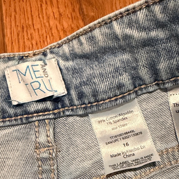 Time and Tru Faded Blue Relaxed Jeans w/raw hem Size 16 - Picture 2 of 5